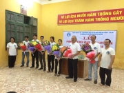 Tặng hoa và kỷ niệm cho VS Nguyễn Ngọc Nội và các võ sư, HLV